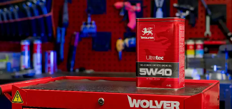 En Neumachile, nos enorgullece anunciar que nuestro aceite de motor Wolver Ultratec SAE 5W-40 ha obtenido la aprobación MB 229.51 de Mercedes-Benz, cumpliendo con sus más altos estándares de calidad y rendimiento.